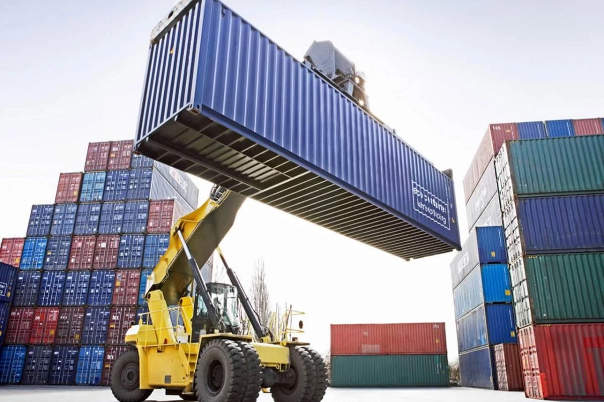 Contenedores en terminal portuario
